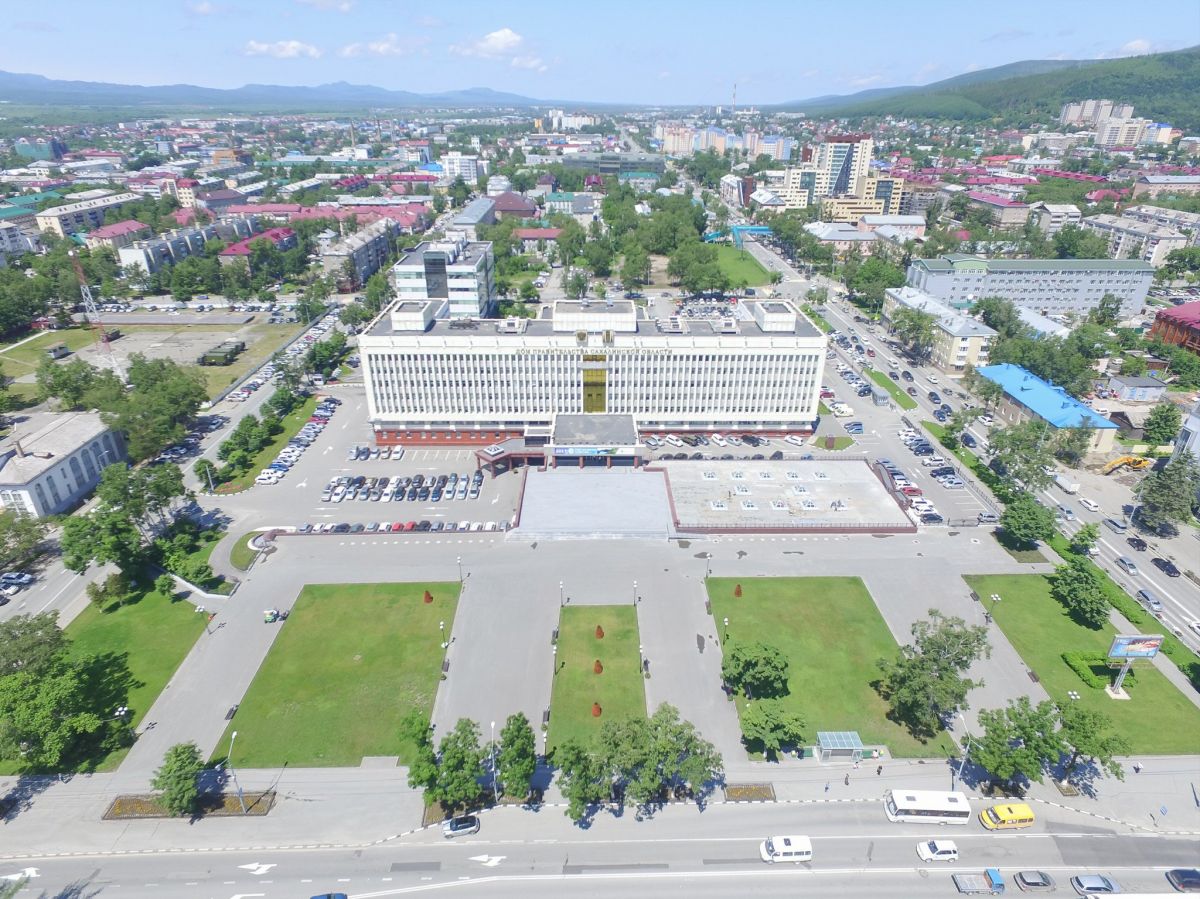 Площадь южного. Южно-Сахалинск с высоты птичьего полета. Центр города Южно-Сахалинска. Южно-Сахалинск площадь города. Центральная площадь Южно-Сахалинска.